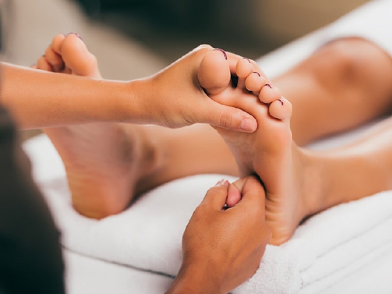 massage chân tác động lực lên gan bàn chân để giảm đau