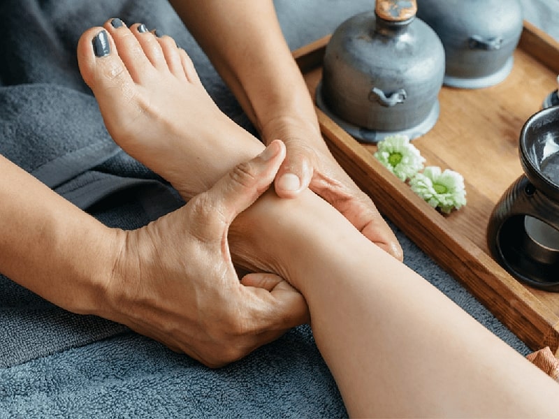 cách massage chân chữa bệnh đúng cách