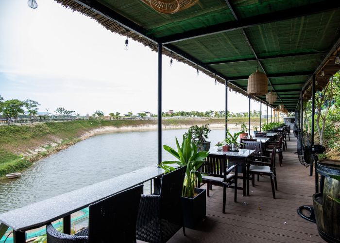 Nhà hàng view sông tại Cham Spa & Massage