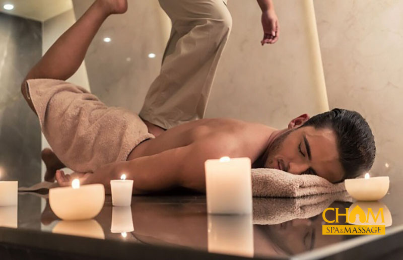 Massage Thái cho nam kéo dãn cơ thừng phần Cham Spa & Massage