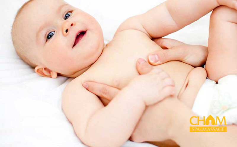 Massage bằng hai ngón trỏ giúp kích thích tuần hoàn máu Cham Spa & Massage
