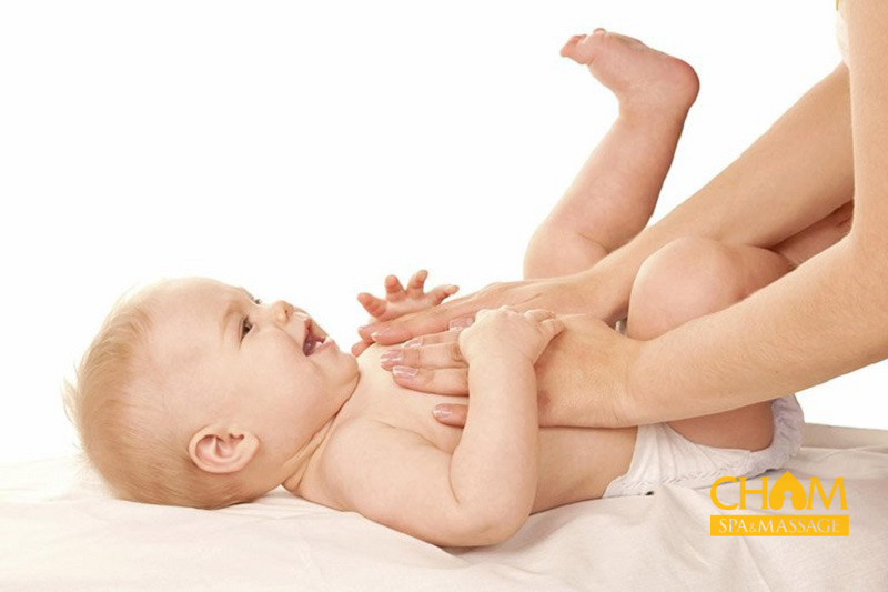Massage bụng cho trẻ sơ sinh theo phương pháp massage dọc bụng Cham Spa & Massage