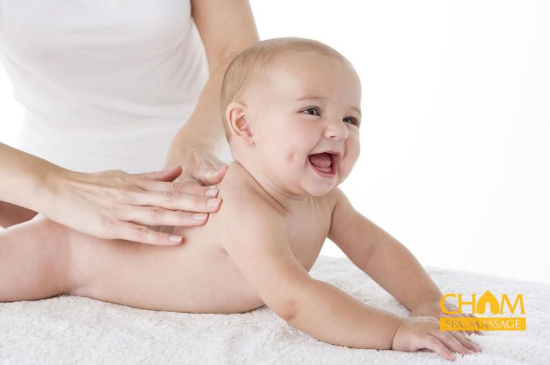 Massage lưng bằng cách vuốt cho bé Cham Spa & Massage