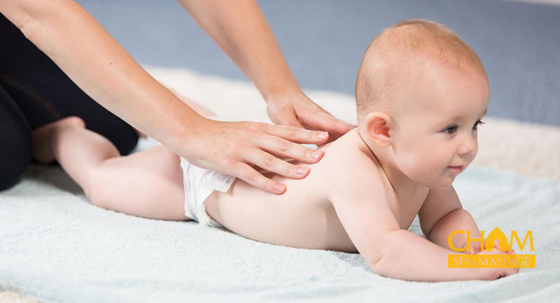 Massage lưng cho bé hỗ trợ sự phát triển cơ thể Cham Spa & Massage