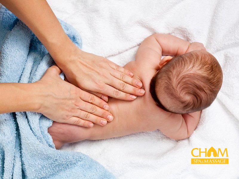 Massage lưng dành cho bé sơ sinh bằng bấm huyệt Cham Spa & Massage