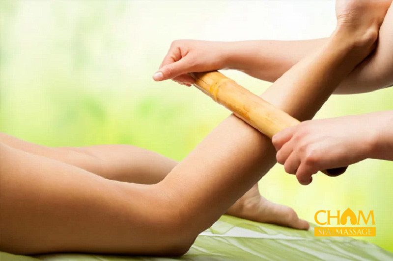 Massage sử dụng thanh tre làm giảm đau nhức cơ Cham Spa & Massage