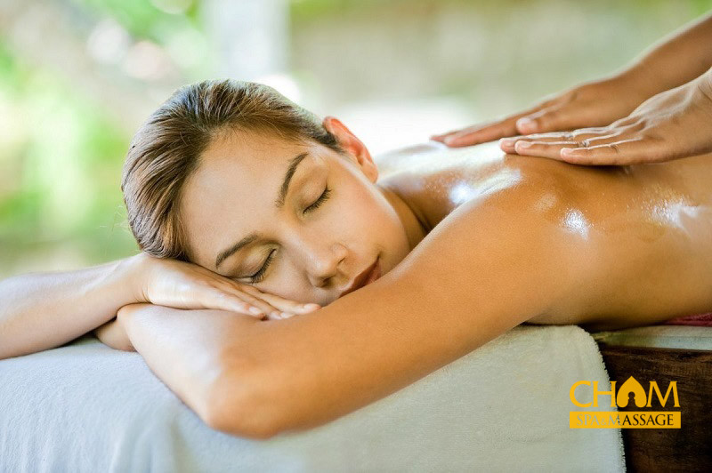 Massage tinh dầu giúp tinh thần thư giãn Cham Spa & Massage