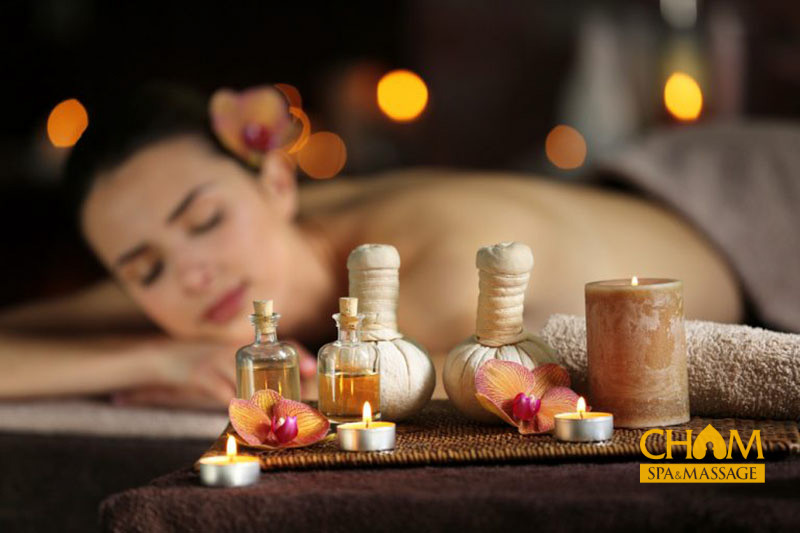 Cách lựa chọn loại tinh dầu massage toàn thân phù hợp Cham Spa & Massage