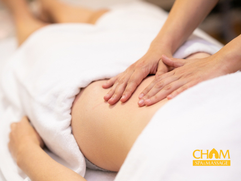 Cách massgae bụng chữa đầy hơi bằng nằm sấp Cham Spa & Massage
