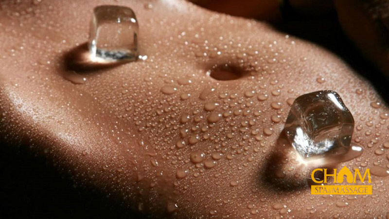Massage bằng viên đá giúp loại bỏ khí trong bụng hiệu quả Cham Spa & Massage