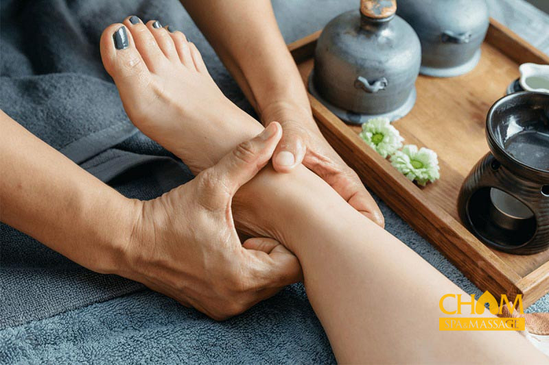 Massage chân và bàn chân có thể giảm đầy hơi hiệu quả Cham Spa & Massage