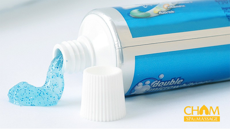 Whiten and Revitalize: Discover the Magic of Toothpaste for Knee Beauty Mot-so-loi-ich-khi-dung-kem-danh-rang-de-lam-mo-dau-goi-Cham-Spa-Massage