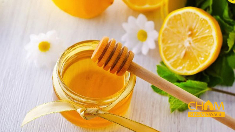 Tẩy ria mép bằng chanh kết hợp với mật ong Cham Spa & Massage
