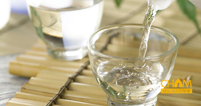 Giấm hỗ trợ làm sạch da ngừa vi khuẩn khi điều trị mụn nước Cham Spa & Massage