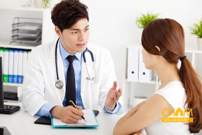 Nên đến bệnh viện để được bác sĩ thăm khám nếu mụn nước phát triển nhiều Cham Spa & Massage
