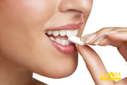Tan mỡ nọng cằm bằng cách nhai kẹo cao su