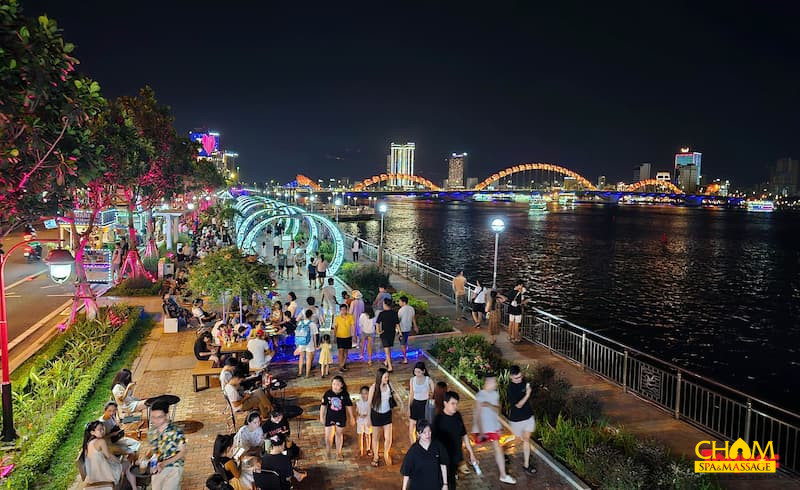 Phố đi bộ Bạch Đằng